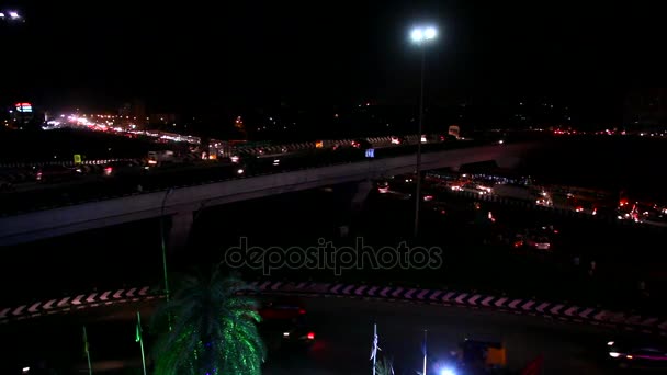 Drukke spitsuur verkeer auto's, motoren en Bus doorgeven Over Bridge in Chennai, India — Stockvideo