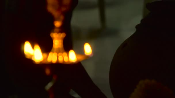 Lampe à huile traditionnelle en laiton indien du Sud 'Nilavilakku'. Pendant des événements comme la crémaillère, mariage, etc. — Video