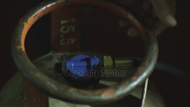 Closeup hand open gas cylinder — Stock Video