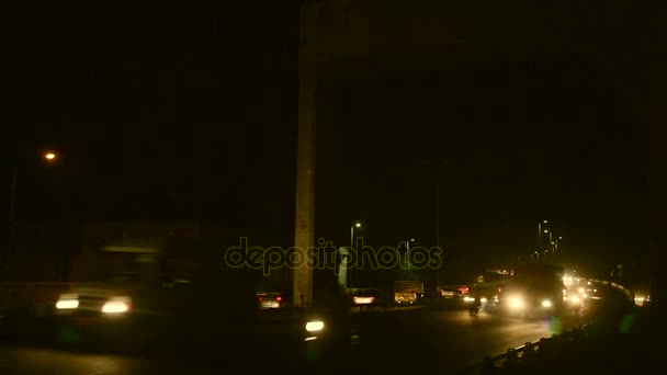 Verkeer op de weg in een stad bij nacht, Chennai, India — Stockvideo