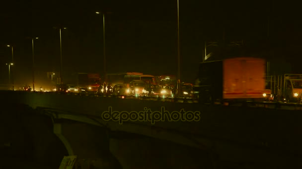 Тяжелое движение на дороге в городе ночью Ченнаи Индия — стоковое видео