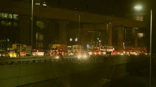 Дорожное движение в городе ночью, Ченнаи, Индия — стоковое видео