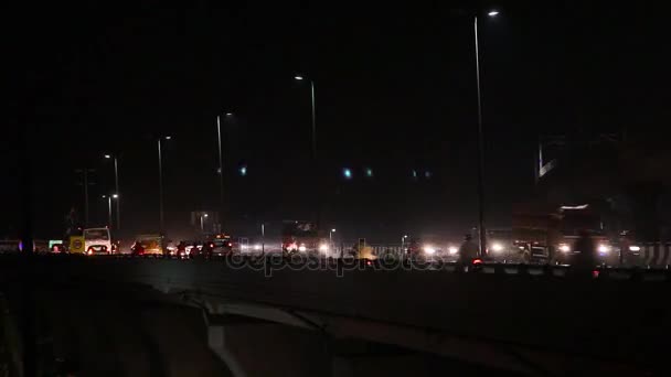 Verkeer op de weg in een stad bij nacht, Chennai, India — Stockvideo