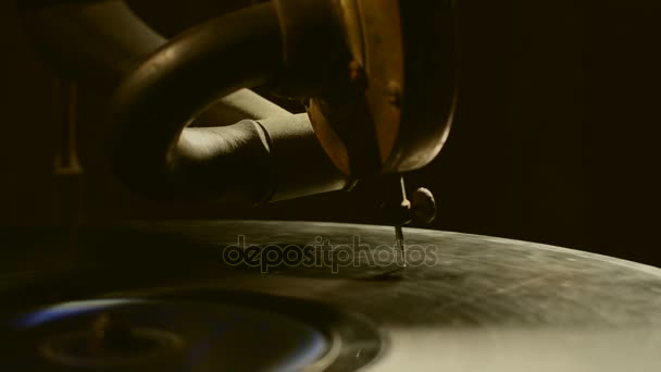 Vieux gramophone jouant disque gros plan . — Video