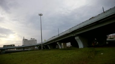 Şehir Merkezi acele saat trafik Köprüsü, Chennai Kathipara Köprüsü düşük açısı shot