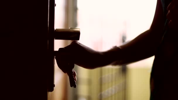 女性はドアや鍵を閉じるドアのロックを解除します。 — ストック動画