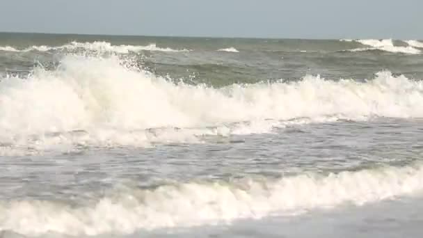 Fal morskich do stóp kobiety na plaży — Wideo stockowe