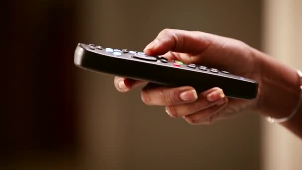 Close-up voor Tv Remote veranderen kanalen en Volume verhogen — Stockvideo