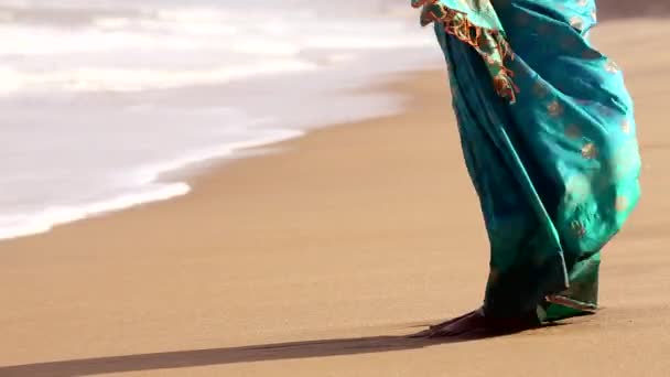 Havet vågor kommer till touch kvinna fötterna stående på stranden — Stockvideo