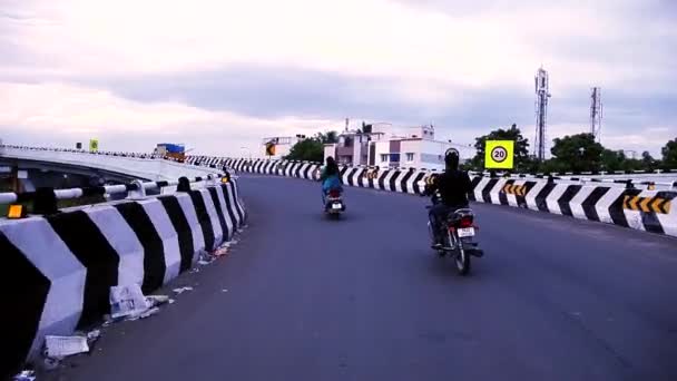 CHENNAI, ÍNDIA - OUTUBRO 11, 2015: POV Bike on Road Busy Street Scene em Chennai, Índia , — Vídeo de Stock