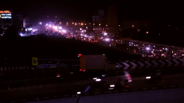 Centro de la ciudad hora punta atasco de tráfico vista nocturna, panorámica tiro ángulos superiores . — Vídeos de Stock