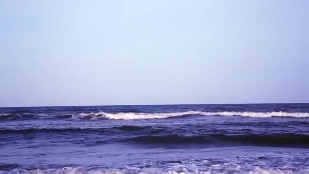 Océano olas tormenta mar spray, olas de agua de mar en la playa — Vídeo de stock