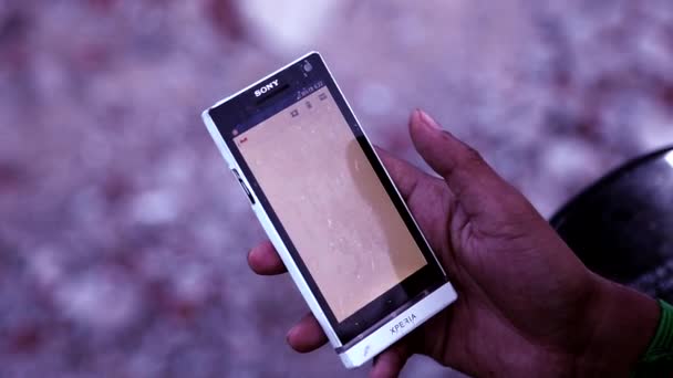 CHENNAI, INDIA - 26 de octubre de 2015: Pantalla de desplazamiento de manos masculinas de primer plano en el teléfono inteligente. joven ver fotos en el teléfono celular . — Vídeos de Stock