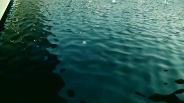 Eğimli atış bir binanın önünde su Çeşmesi