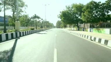 Banliyö yollar sürüş arkadan görünüş