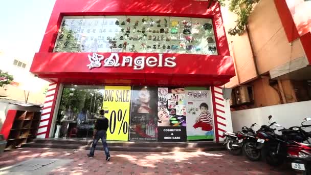 CHENNAI, INDIA - 18 DE OCTUBRE DE 2015: Joven yendo al exterior de la tienda de regalos — Vídeos de Stock