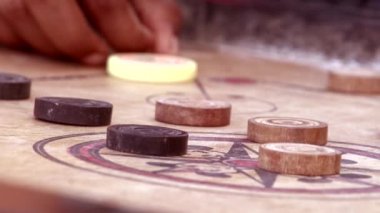 Carom kurulu oynayarak kapatın
