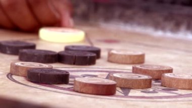 Hintli adam oyun geleneksel Hint masa oyunu carom tahtası
