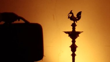 Taslak kaçakçılık siluet, çantaya iki kişi değiştirmek