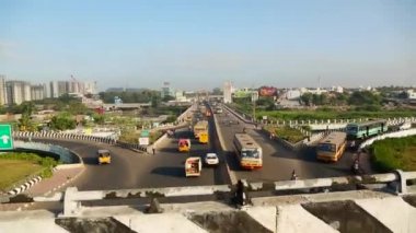 Nokta atış görünümünün yolcu otobüs yol sabah sokak sahne Chennai, Hindistan,