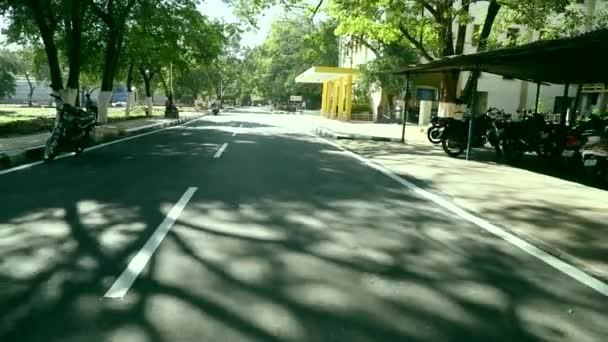 Vue arrière de la conduite à travers les routes de banlieue — Video