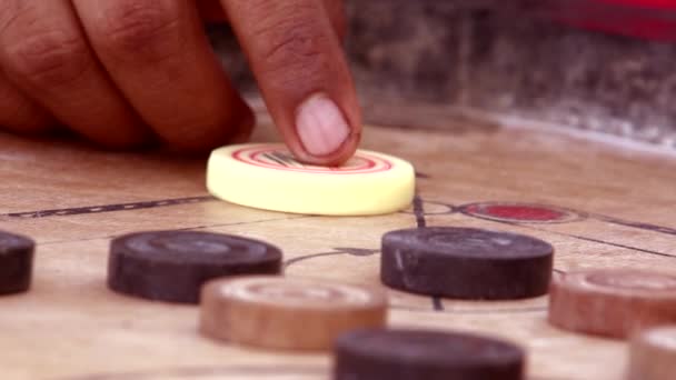 Indischer Mann spielt traditionelles indisches Brettspiel Carom. — Stockvideo