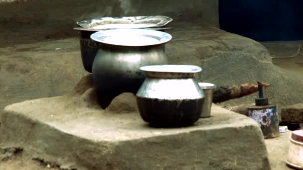Tradizionale stufa in pietra indiana, cucina indiana cibo su una stufa tradizionale — Video Stock