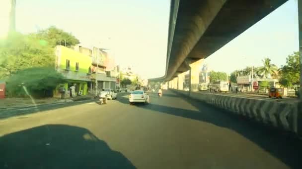 Hlediska záběr autobusu na silnici ráno Street scény v Chennai, Indie, — Stock video