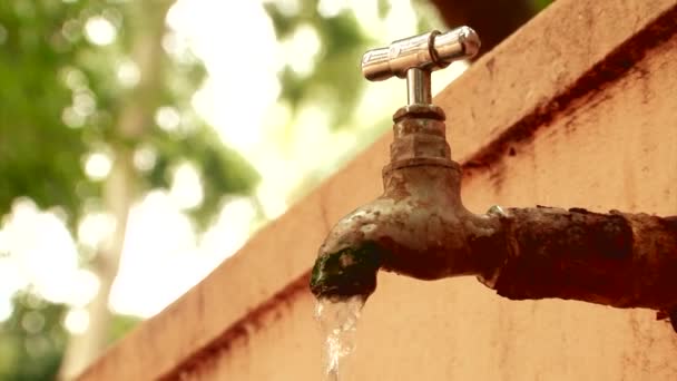 Venkovní vodovodní kohoutek vody úniky. — Stock video