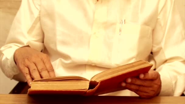 Old man reading an book — Stock Video