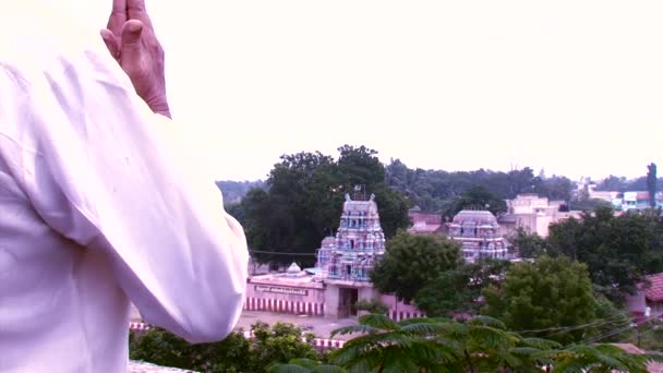 Velho homem orando templo hindu na Índia — Vídeo de Stock