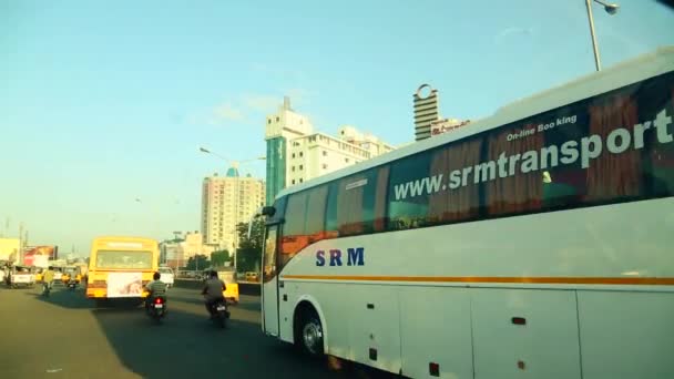 Chennai, Ινδία - 11 Μαρτίου 2017: Pov - οδήγηση λεωφορείου για το chennai, Ινδία σε νωρίς το πρωί καλοκαιριού — Αρχείο Βίντεο