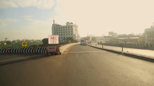 Auto fährt auf Stadtverkehrsplatz in Chennai, Anschlagsort — Stockvideo