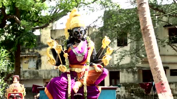 Statue of the Hindu god exterior shot of temple — Stock Video