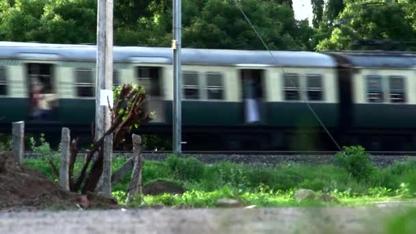 Train de voyageurs en provenance de l'Inde . — Video