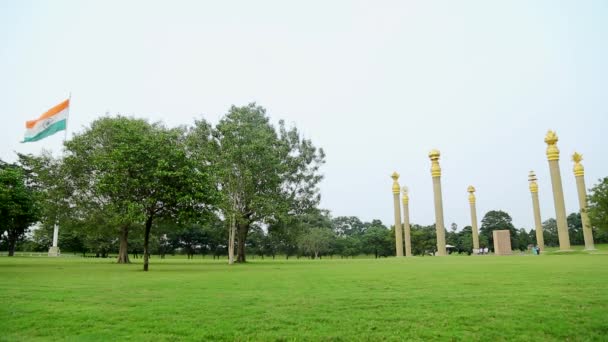 Indische Flagge weht im Rajiv-Gandhi-Denkmal - Rajiv Gandhi, der ehemalige Premierminister Indiens — Stockvideo