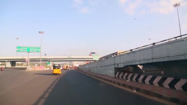 Coche de conducción en el lugar de tráfico de la ciudad en Chennai, punto de disparo — Vídeo de stock