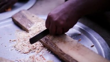 Erkek Şef ellerin daha fazla yemek pişirmek için kesme sebze.