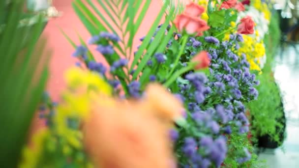 Rose rouge, décor de scène de mariage avec des fleurs — Video