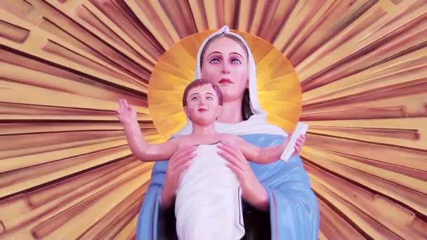 Primer plano de la Virgen María y la estatua de Jesús. Madre María con el Niño Jesús — Vídeos de Stock