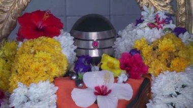 Malezya Hindu tanrısı heykelinin renkli çiçeklerle uzaklaştır