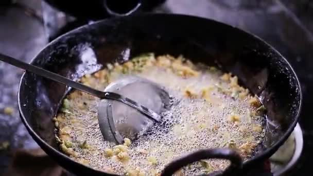 Cucina di strada in Indian Street Food. Il cibo fresco è fritto in una padella, in un mercato nel sud dell'India . — Video Stock