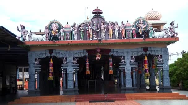 Außen traditioneller hinduistischer Tempel in Malaysia. — Stockvideo