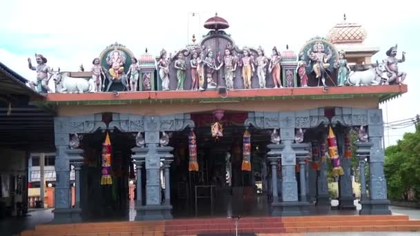 Außen traditioneller hinduistischer Tempel in Malaysia. — Stockvideo