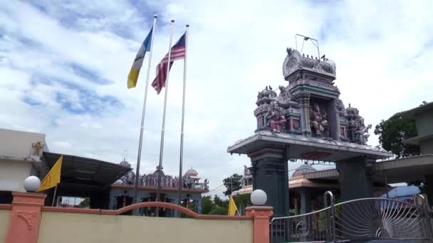 Exterior templo hindu tradicional com bandeira acenando na Malásia . — Vídeo de Stock