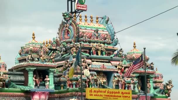 Exterior Templo hindú tradicional y banderas de Malasia y Penang ondeando en Malasia . — Vídeo de stock