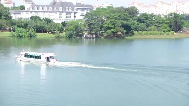 Traghetto colorato in Malesia zoom out shot, panning colorato traghetto per Putra Moschea, Putrajaya Malesia . — Video Stock