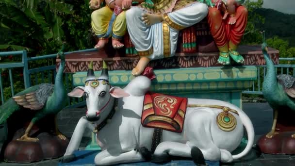 Zooma ut färgglada gudar familjegrupp skulptur på hinduiska templet på Penang hill, Penang, Malaysia. — Stockvideo