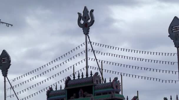 Zooma ut traditionella hinduiska templet exteriör skott i Malaysia. — Stockvideo