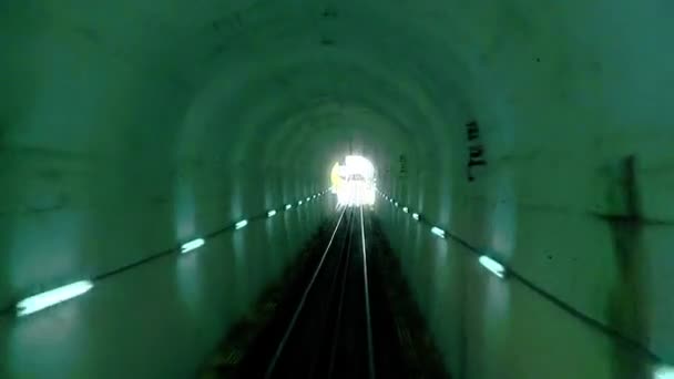 POV time lapse of Penang Hill Ride on cable car, Georgetown, Malásia. Vista de dentro . — Vídeo de Stock